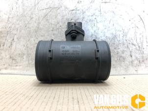 Gebruikte Luchtmassameter Opel Signum (F48) 2.2 DTI 16V Prijs € 60,00 Margeregeling aangeboden door Van Gils Automotive