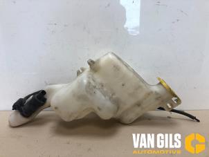 Gebruikte Ruitensproeiertank voor Dodge Caliber 1.8 16V Prijs € 45,00 Margeregeling aangeboden door Van Gils Automotive