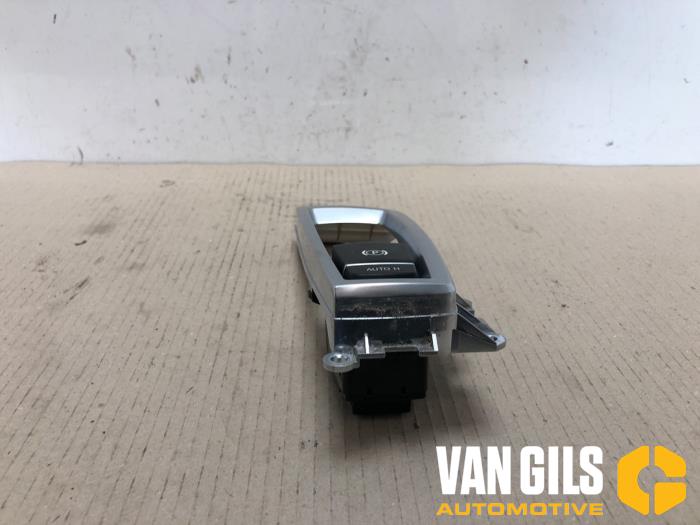 Gebruikte Handrem schakelaar BMW 5 serie (F10) 528i 24V Prijs € 30,00 Margeregeling aangeboden door Van Gils Automotive