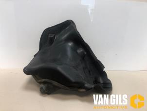 Gebruikte Spatbord links-achter Mazda CX-7 2.2 MZR-CD 16V Prijs op aanvraag aangeboden door Van Gils Automotive