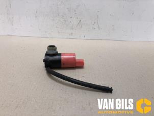 Gebruikte Ruitensproeierpomp achter Toyota Yaris II (P9) 1.0 12V VVT-i Prijs € 45,00 Margeregeling aangeboden door Van Gils Automotive