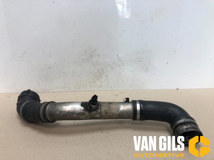 Gebruikte Intercooler Buis BMW 7 serie (E65/E66/E67) 730d 24V Prijs € 35,00 Margeregeling aangeboden door Van Gils Automotive