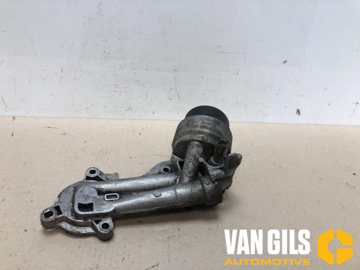 Gebruikte Oliefilterhouder Citroen C4 Coupé (LA) 1.4 16V Prijs € 30,00 Margeregeling aangeboden door Van Gils Automotive