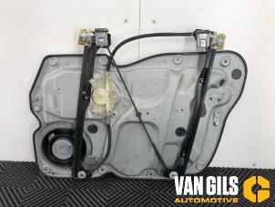 Gebruikte Ruitmechaniek 4Deurs links-voor Volkswagen Caddy III (2KA,2KH,2CA,2CH) 2.0 SDI Prijs € 50,00 Margeregeling aangeboden door Van Gils Automotive