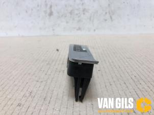 Gebruikte Display Interieur Audi Q5 (8RB) 3.2 FSI V6 24V Quattro Prijs € 40,00 Margeregeling aangeboden door Van Gils Automotive