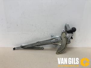 Gebruikte Ruitmechaniek 4Deurs rechts-voor Suzuki Swift (ZA/ZC/ZD1/2/3/9) 1.3 VVT 16V Prijs € 45,00 Margeregeling aangeboden door Van Gils Automotive
