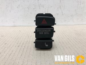Gebruikte Schakelaar Paniekverlichting Volkswagen Up! (121) 1.0 12V 60 Prijs op aanvraag aangeboden door Van Gils Automotive