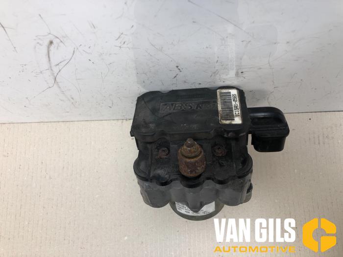 ABS Pomp van een Honda Accord (CG) 2.0i ES,LS 16V 2001