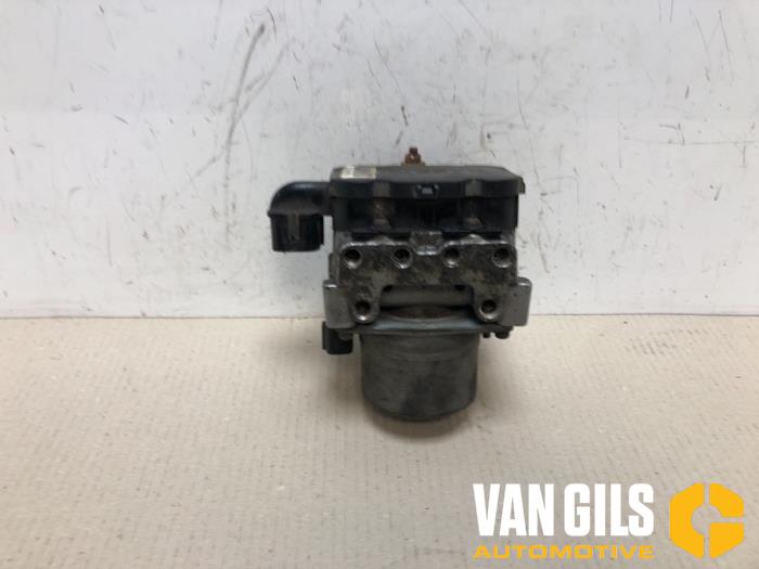 ABS Pomp van een Honda Accord (CG) 2.0i ES,LS 16V 2001