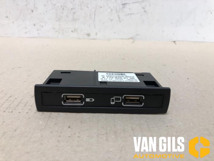 Gebruikte Multimedia aansluiting Mercedes B (W246/W242) 2.1 B-220 CDI BlueEFFICIENCY, B-220d 16V Prijs € 30,00 Margeregeling aangeboden door Van Gils Automotive