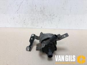 Gebruikte Extra waterpomp Mercedes B (W246) 2.1 B-220 CDI BlueEFFICIENCY, B-220d 16V Prijs € 49,99 Margeregeling aangeboden door Van Gils Automotive