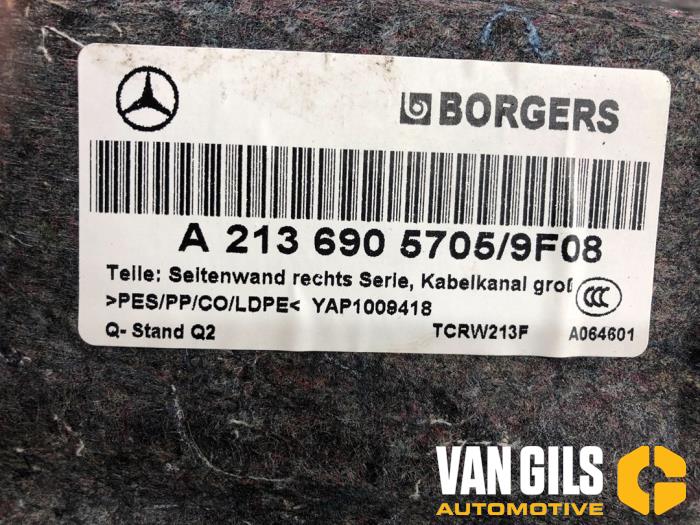 Kofferbakbekleding rechts van een Mercedes-Benz E (W213) E-63 AMG S 4.0 V8 Turbo 4-Matic+ 2019