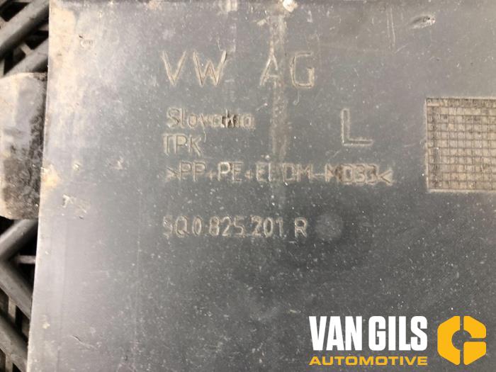 Beschermplaat bodem van een Volkswagen Golf VII (AUA) 1.4 GTE 16V 2015