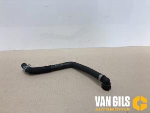 Gebruikte Koelwaterslang Mercedes A (177.0) 2.0 A-220 Turbo 16V Prijs € 29,99 Margeregeling aangeboden door Van Gils Automotive
