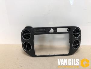 Gebruikte Dashboard deel Volkswagen Golf Plus (5M1/1KP) 1.9 TDI 105 Prijs € 35,00 Margeregeling aangeboden door Van Gils Automotive