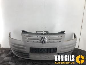 Gebruikte Voorbumper Volkswagen Caddy III (2KA,2KH,2CA,2CH) 2.0 SDI Prijs € 110,00 Margeregeling aangeboden door Van Gils Automotive
