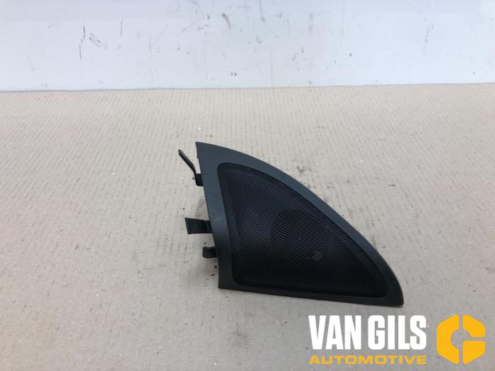 Luidspreker van een Mercedes-Benz A (W176) 1.6 A-180 16V 2014