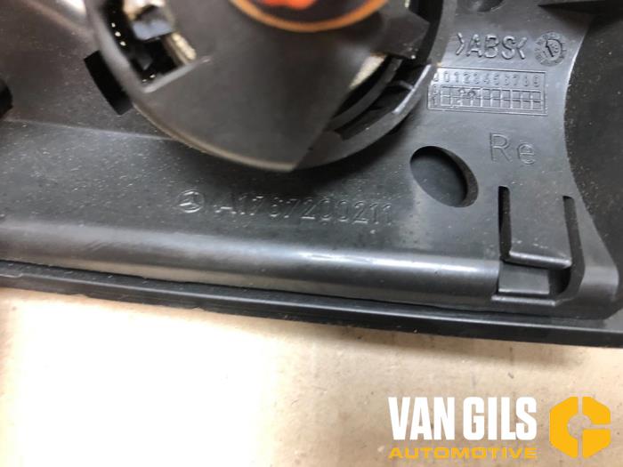 Luidspreker van een Mercedes-Benz A (W176) 1.6 A-180 16V 2014