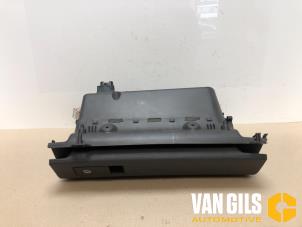 Gebruikte Dashboardkastje Volkswagen Touran (1T3) 2.0 TDI 16V 140 Prijs € 30,00 Margeregeling aangeboden door Van Gils Automotive