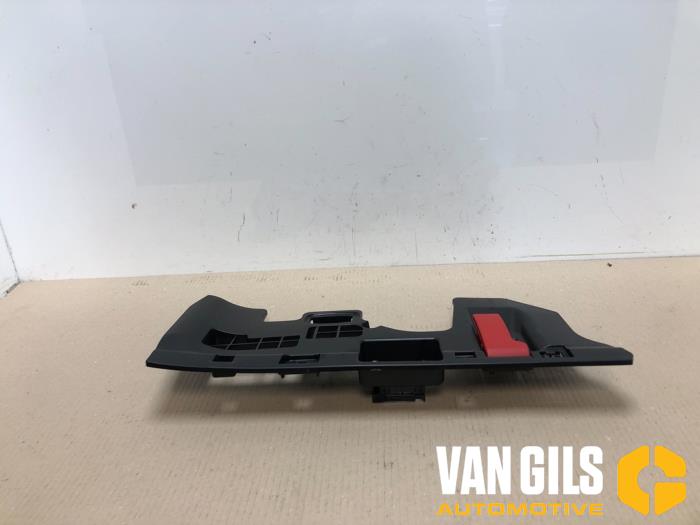 Gebruikte Dashboard deel Mercedes A (W176) 1.5 A-180 CDI, A-180d 16V Prijs € 39,99 Margeregeling aangeboden door Van Gils Automotive