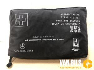 Gebruikte EHBO kit Mercedes A (W176) 1.5 A-180 CDI, A-180d 16V Prijs € 29,99 Margeregeling aangeboden door Van Gils Automotive