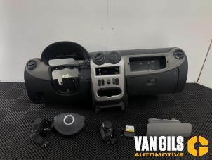 Gebruikte Airbag set + dashboard Dacia Sandero I (BS) 1.2 16V Prijs op aanvraag aangeboden door Van Gils Automotive