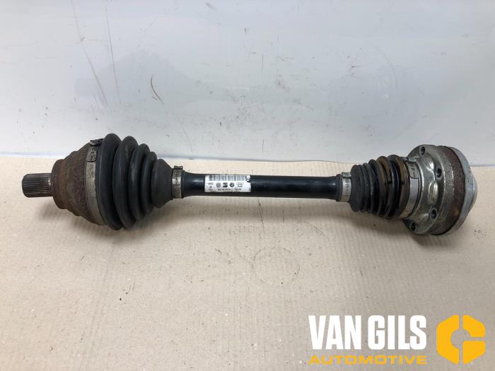 Gebruikte Aandrijfas links-voor Volkswagen Golf Plus (5M1/1KP) 1.4 TSI 122 16V Prijs € 45,00 Margeregeling aangeboden door Van Gils Automotive