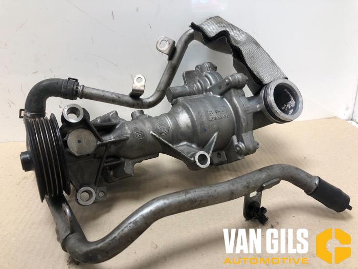 Gebruikte Waterpomp Mercedes A (W176) 2.0 A-45 AMG Turbo 16V 4-Matic Prijs € 250,00 Margeregeling aangeboden door Van Gils Automotive