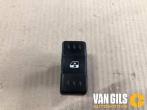 Gebruikte Schakelaar Elektrisch Raam Dacia Logan MCV (KS) 1.6 16V Prijs € 30,00 Margeregeling aangeboden door Van Gils Automotive
