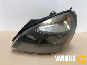 Gebruikte Koplamp links Renault Clio II (BB/CB) 1.2 16V Prijs € 65,00 Margeregeling aangeboden door Van Gils Automotive