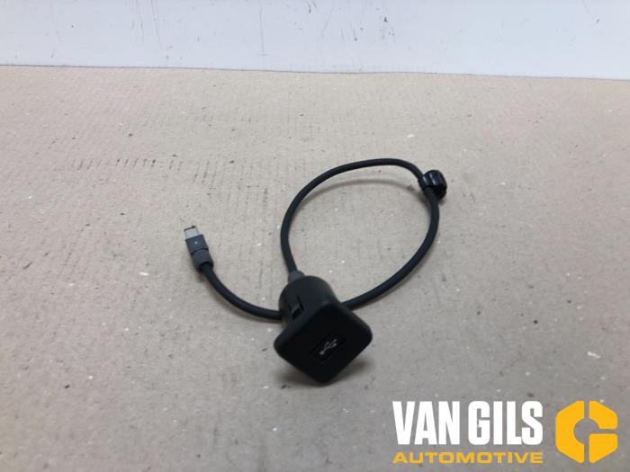 AUX/USB aansluiting Suzuki Celerio O259023 - VanGilsAutomotive