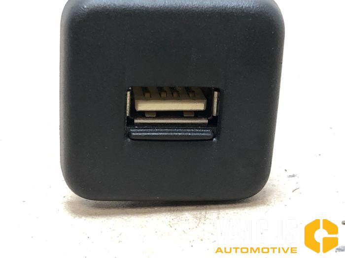 AUX/USB aansluiting van een Suzuki Celerio (LF) 1.0 12V Dualjet 2016
