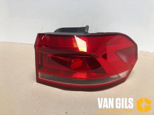 Gebruikte Achterlicht rechts Volkswagen Touran (5T1) 1.0 TSI Prijs € 65,00 Margeregeling aangeboden door Van Gils Automotive