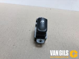 Gebruikte Elektrisch Raam Schakelaar Hyundai i20 1.2i 16V Prijs € 30,00 Margeregeling aangeboden door Van Gils Automotive