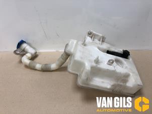 Gebruikte Ruitensproeiertank voor Volkswagen Caddy III (2KA,2KH,2CA,2CH) 1.9 TDI Prijs € 40,00 Margeregeling aangeboden door Van Gils Automotive
