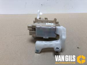 Gebruikte Zekeringkast Peugeot 108 1.0 12V Prijs op aanvraag aangeboden door Van Gils Automotive