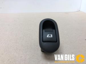 Gebruikte Elektrisch Raam Schakelaar Citroen C2 (JM) 1.4 Prijs € 40,00 Margeregeling aangeboden door Van Gils Automotive