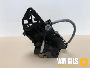 Gebruikte Slotmechaniek Portier 4Deurs rechts-achter Volvo V60 I (FW/GW) 2.4 D5 20V Autom. Prijs € 45,00 Margeregeling aangeboden door Van Gils Automotive