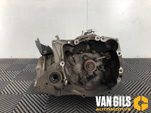 Gebruikte Versnellingsbak Renault Clio III (BR/CR) 1.2 16V Tce Prijs € 449,99 Margeregeling aangeboden door Van Gils Automotive
