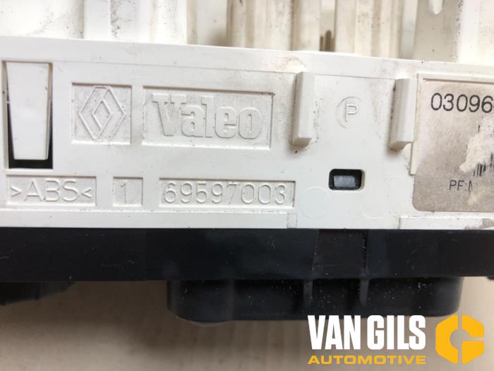 Kachel Bedieningspaneel van een Renault Modus/Grand Modus (JP) 1.4 16V 2004