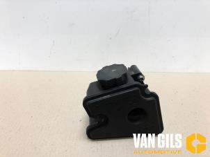 Gebruikte Stuurbekrachtiging Olie Reservoir Mercedes C Estate (S204) 2.5 C-230 V6 24V Prijs € 30,00 Margeregeling aangeboden door Van Gils Automotive