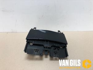 Gebruikte Opbergvak Mercedes C Estate (S204) 2.5 C-230 V6 24V Prijs € 35,00 Margeregeling aangeboden door Van Gils Automotive