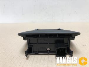 Gebruikte Handrem schakelaar Volvo V60 I (FW/GW) 2.4 D5 20V Autom. Prijs € 30,00 Margeregeling aangeboden door Van Gils Automotive