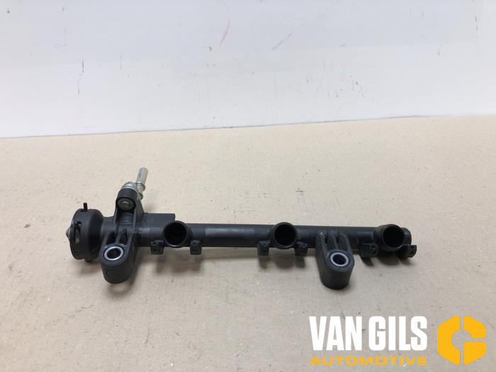 Gebruikte Injector brug Peugeot 107 1.0 12V Prijs € 30,00 Margeregeling aangeboden door Van Gils Automotive