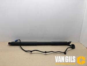 Gebruikte Kofferdekseldemper rechts-achter Mercedes GLE AMG Coupe (C292) 5.5 63 S AMG V8 biturbo 32V 4-Matic Prijs € 149,99 Margeregeling aangeboden door Van Gils Automotive