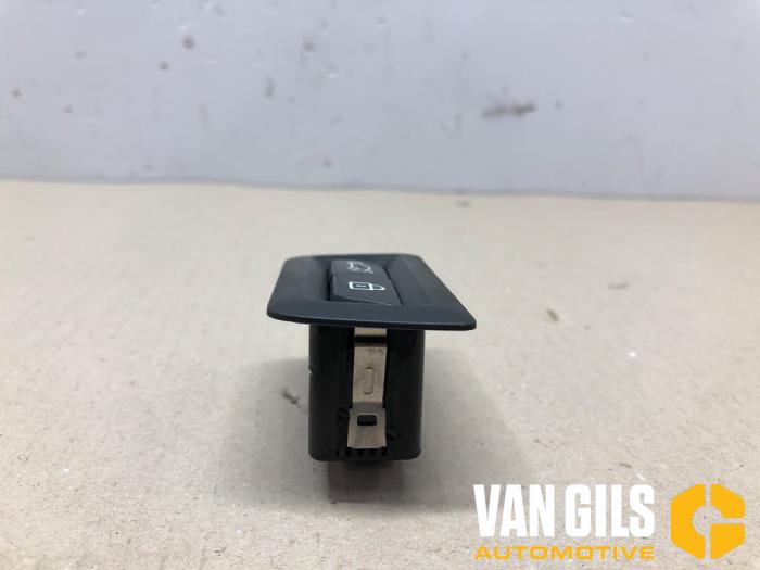 Schakelaar achterklep van een BMW 3 serie Touring (F31) 320i 2.0 16V 2014