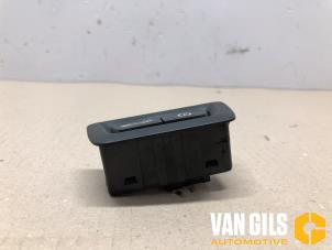 Gebruikte Schakelaar achterklep BMW 3 serie Touring (F31) 320i 2.0 16V Prijs € 30,00 Margeregeling aangeboden door Van Gils Automotive