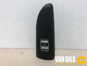 Gebruikte Ruit schakelaar elektrisch Mercedes S (W221) 4.7 S-450 32V Prijs € 30,00 Margeregeling aangeboden door Van Gils Automotive