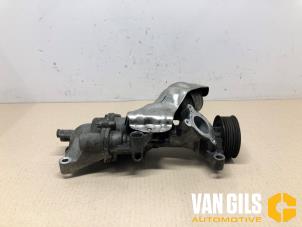 Gebruikte Waterpomp Mercedes E (R207) E-200 2.0 Turbo 16V Prijs € 150,00 Margeregeling aangeboden door Van Gils Automotive