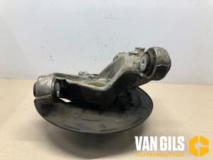 Gebruikte Fusee houder links-achter Mercedes B (W247) 2.0 B-200d Prijs € 99,99 Margeregeling aangeboden door Van Gils Automotive